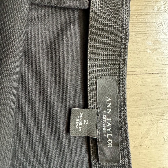 🌟Ann Taylor black skirt w/ ostrich feathers. Size 2- holiday/ new years - Picture 3 of 5